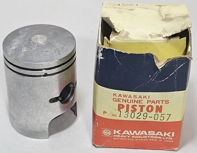 1 NUEVO 1972-1976 Genuino Kawasaki S1 250 KH250 Triple .020 O/S Pistón Pieza OEM Foto 1 de 4