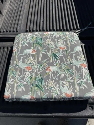 Cojín de asiento de silla interior/exterior Tropical Bird con lazos esquina cuadrada Foto 1 de 4