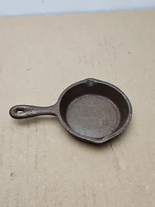 Rare Lodge Miniature 3 1/4" CAST IRON SKILLET Hammered 00MS Sample / Spoon Rest - Picture 1 of 12
