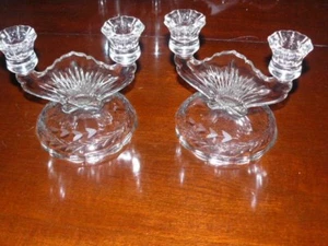 PRECIOSO PAR DE CANDELABROS DOBLES DE VIDRIO GRABADO VINTAGE COMO NUEVO - Imagen 1 de 1