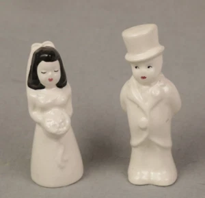 Vintage MCM 'Occupied Japan' Bride Groom Man Woman Couple Salt Pepper Shakers - Picture 1 of 9