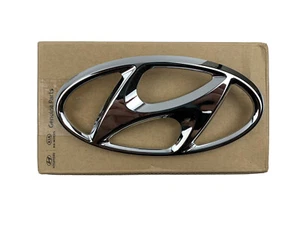 Front Grille Emblem Elantra GT 2016-2017 Original Hyundai H Mark Ornament - Picture 1 of 3