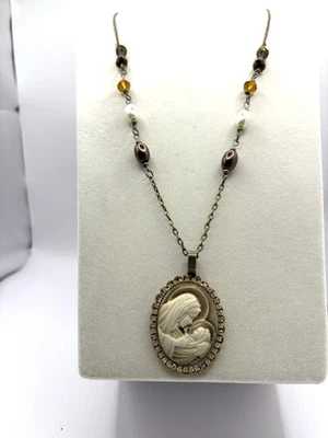 Collar de cuentas hecho a mano Madre María con camafeo infantil marrón y marfil y ámbar Foto 1 de 4