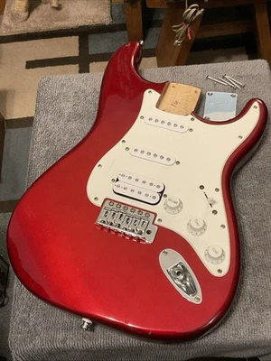 Cuerpo cargado Squier Strat 2010 Affinity HSS caramelo manzana rojo metálico juega bien Foto 1 de 4