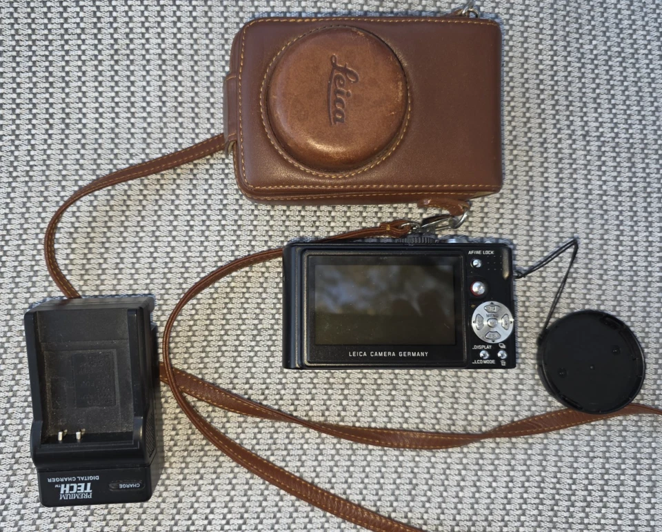 Leica D-LUX 3 10.0MP Black Compact Digital Camera with Leather Case and Charger - Image 1 of 4