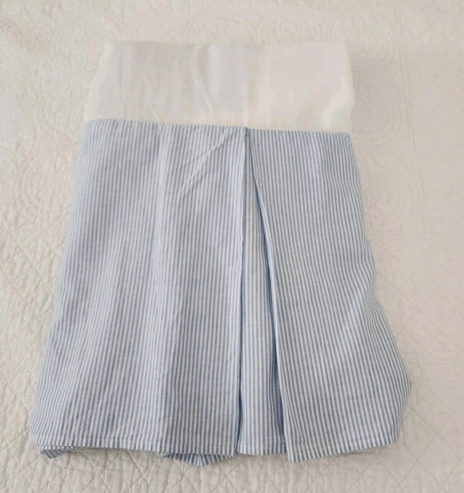 Falda de cama Tommy Hilfiger azul a rayas king plisada en caja, casa de campo francesa  Foto 1 de 4