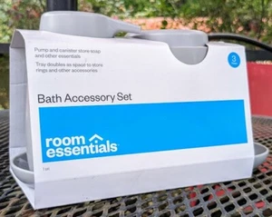 New Room Essentials - 3-teiliges graues Badpaket-Set: Seifenablage & Pumpe & Kanister - Bild 1 von 6