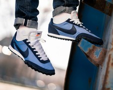 mens nike waffle trainers