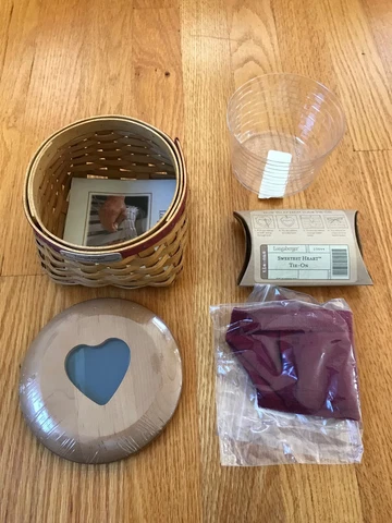 Longaberger Hostess Appreciation 2005 Heart Basket, Lid, Liner, Prot, Tie-on New Cover