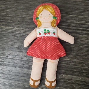 Panel de tela acabado muñeca de trapo de 9", vestido rojo a lunares, gorro, fresas - Imagen 1 de 4