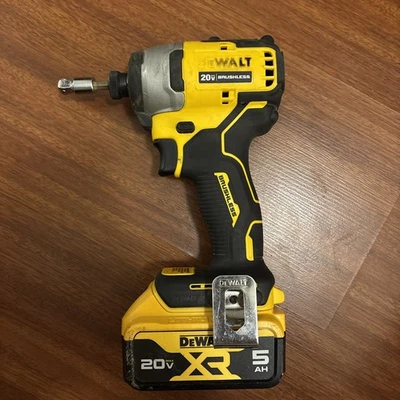 DEWALT DCF921 20V 1/2 pulgadas llave de impacto y batería 5ah  Foto 1 de 2