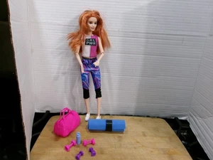 Barbie Doll 2019 Wellness Fitness Power Girl Doll con accessori - Foto 1 di 17