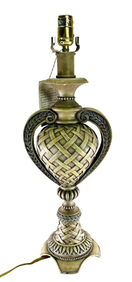 Jarrón de mesa eléctrico de latón envejecido tejido victoriano de mediados de siglo de 23 pulgadas base de lámpara Foto 1 de 4