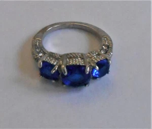 SILVER TONE DEEP BLUE FAUX SAPPHIRE ROUND 3 STONE FASHION BAND RING SIZE 6 NWOT - Picture 1 of 2