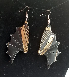 Funky Wing shaped earrings Guinness Black and Gold 10 cm - Picture 1 of 2