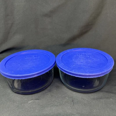 Juego de 2 cuencos de almacenamiento de alimentos de vidrio Pyrex 7201 de 4 tazas con cubiertas de tapa azul oscuro usados en excelente estado Foto 1 de 4