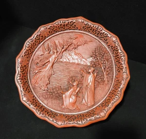 Placa de Cinnabar Tallada de Laca Roja Dance of the Peacock Maiden 1981 - Imagen 1 de 12