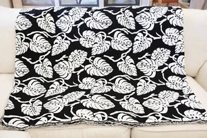Tessuto reversibile bianco e nero con grandi foglie di Monstera 5 iarde residuo (KMT) - Foto 1 di 12