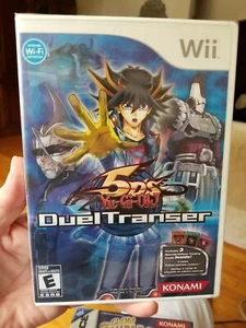 Yugioh 5D's Duel Transer (Nintendo Wii 2010) Nuevo Sellado de Fábrica COMO NUEVO con 3 Tarjetas - Imagen 1 de 12