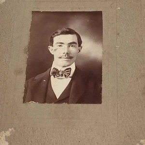 1902 Ritratto Edoardiano Fotografia Giovane Papillon Cravatta Amos ? ID famiglia Bowen - Foto 1 di 4
