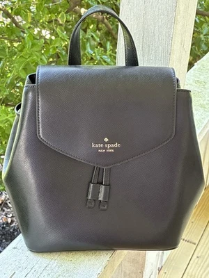 Mochila Kate Spade New York Lizzie Solapa Mediana Correas Ajustables Negra Usada en Excelente Condición Foto 1 de 4