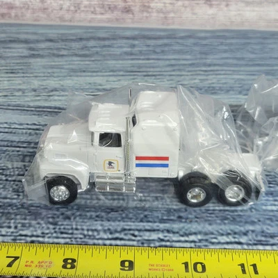 Винтажный Ertl масштаб 1/64 International Harvester США почтовый трактор прицеп красный/белый/черный - Изображение 1 из 4