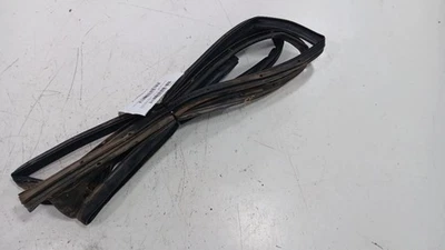 Резиновое уплотнение для левой задней двери Ford Taurus 2013 2014 2015 2016 - Изображение 1 из 4