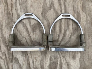 Used State Line Tack 5" stainless hinged / jointed English stirrups irons w/pads - Picture 1 of 4