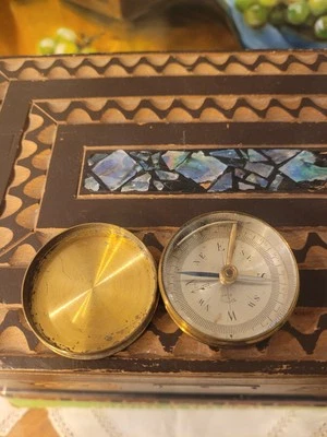 Bússola de bloqueio de vidro antiga de latão - Imagem 1 de 4