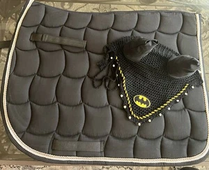 Almohadilla de silla de montar de caballo color negro + red para oreja completa/mazorra de Batman gratis - Imagen 1 de 2
