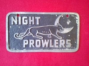 ANTIGUO ~ PLACA DE CLUB DE VEHÍCULO MERODEADORES NOCTURNOS POT METAL ~ PLACA HOT ROD - Imagen 1 de 2