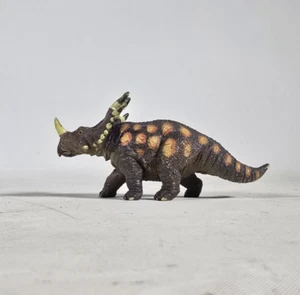 Figura de dinosaurio Styracosaurus de 4" de largo sólido - Imagen 1 de 3