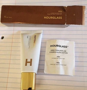Hourglass Veil feuchtigkeitsspendende Hauttönungs-Foundation 1,1 Unzen 35 ml - Farbton 13 - Bild 1 von 13