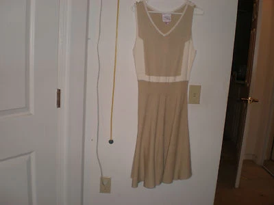 ¡Oferta! Vestido Romeo & Julieta Tejido Beige y Blanco Colorblock, Talla M, Nuevo Foto 1 de 4