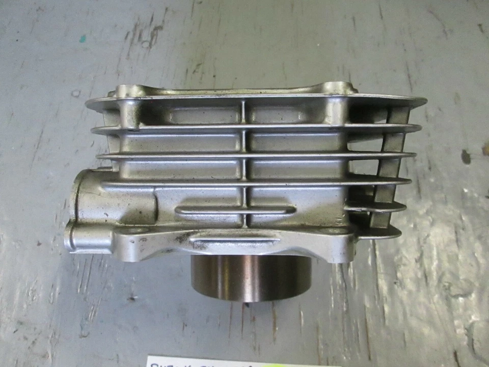 SUZUKI 1999 - 2010 GZ250 MERODEADOR, GN250 / SP250 / CILINDRO 11210-38204-0F0 Foto 1 de 4