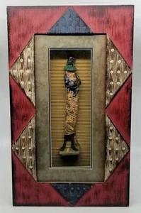 FIGURA AFRICANA FEMENINA TRIBAL EN MARCO DE CAJA DE SOMBRA DE MADERA PARA LLEVAR BECERRO BEBÉ - Imagen 1 de 10