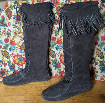Bota alta de gamuza negra boho alta hippie con cordones flecos Minnetonka 1429 para mujer talla 9 Foto 1 de 4