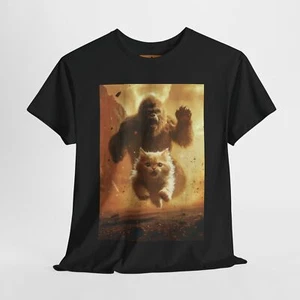 Lustiges Bigfoot & Cat Escape T-Shirt - Cryptid Chase Humor Tee, Unisex Tee - Bild 1 von 16