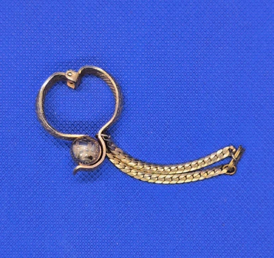 Bufanda-guante-pinza de abrigo vintage de metal tono dorado con cadena plana detallada en relieve Foto 1 de 4