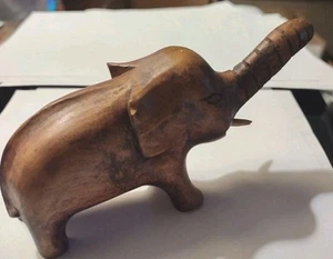statuina elefante in legno intagliato a mano vintage - Foto 1 di 10