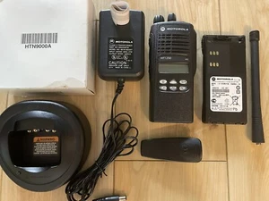 Motorola HT1250 VHF Radio 136-174 MHz 128 Channel AAH25KDF9AA5AN w/Extras. MINT - Zdjęcie 1 z 11