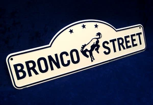 Letrero de metal en relieve troquelado BRONCO STREET - *HECHO EN EE. UU.* - Decoración de bar garaje cueva para hombre - Imagen 1 de 10