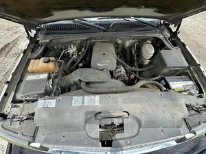 CHEVROLET SILVERADO 2500 PICKUP 2003-2005 ENGINE FUSE BOX 8.1L - Picture 1 of 12