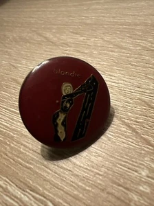 Vintage 70er 80er Original Blondie Musik Künstler alte Emaille Pin - rot 1" Pinbback - Bild 1 von 7