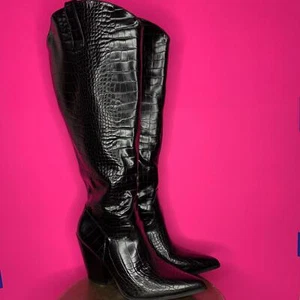 Nasty Gal kniehoher Westernstiefel aus Kunstleder mit Krokoprägung zum Überziehen Größe 8 - Bild 1 von 8
