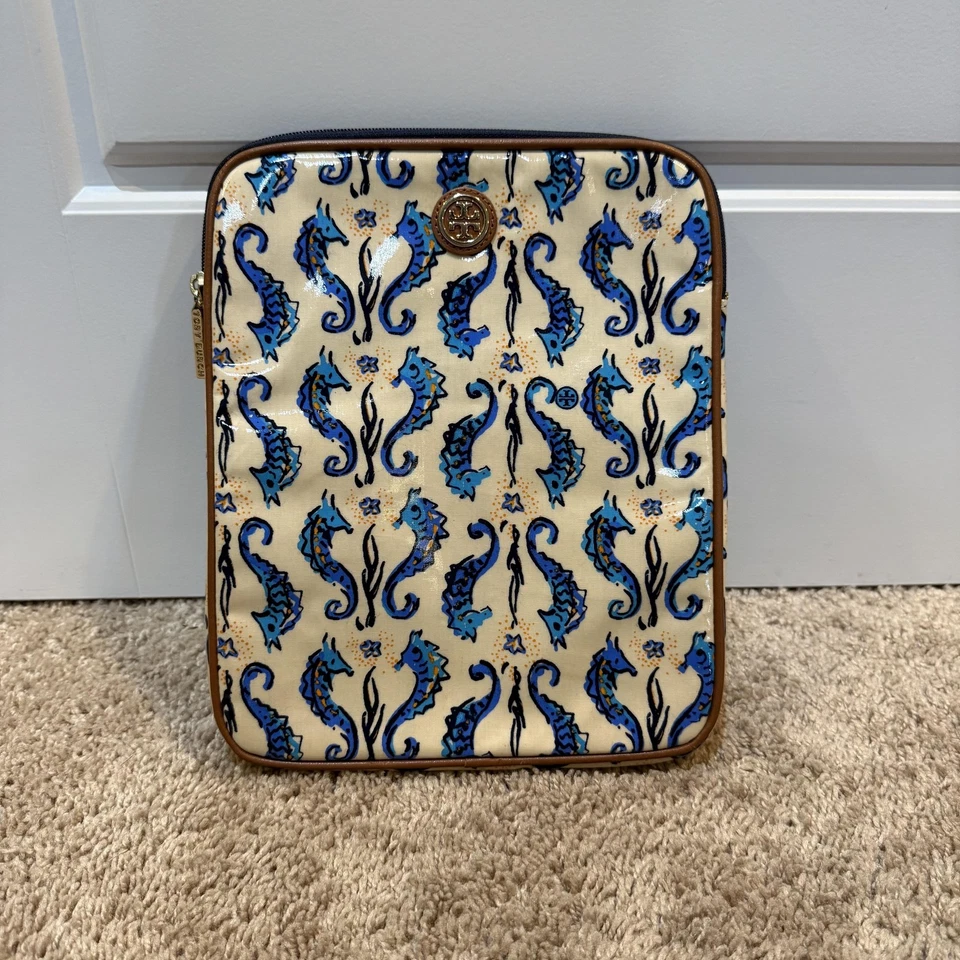 Funda para tableta con estampado de caballito de mar Tory Burch iPad con cremallera alrededor azul crema náutica Foto 1 de 4