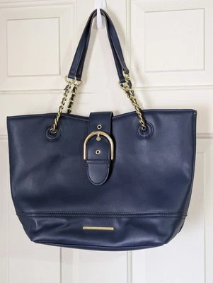 Bolso de Mano Anne Klein Azul Marino Dorado Cadena Asas Hebilla Cierre a Presión Compartimentos Bolsillos Foto 1 de 4