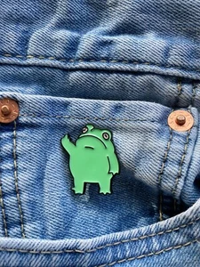 Prendedor de esmalte de rana frick dedo medio, pasador de bolsa de esmalte duro, chaqueta, solapa de sombrero - Imagen 1 de 1