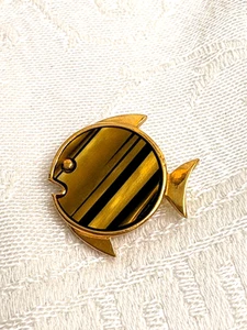 Vintage Crown Trifari  Gold Plated Pin Brooch Fish Resin Lucite - Picture 1 of 7