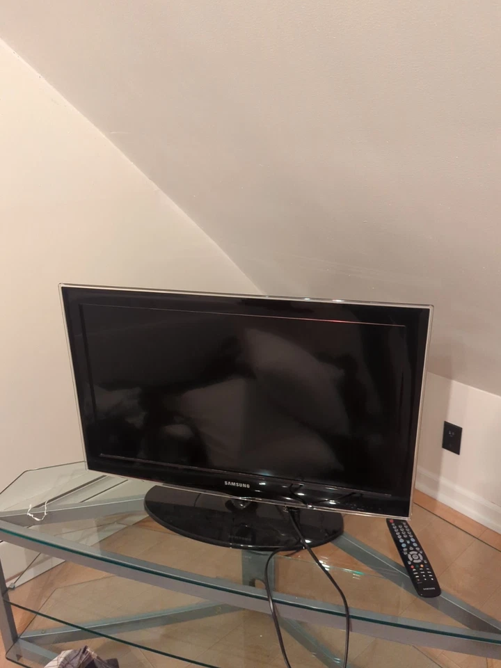 Samsung LN32D450G1D - 32” LCD TV - Image 1 of 4